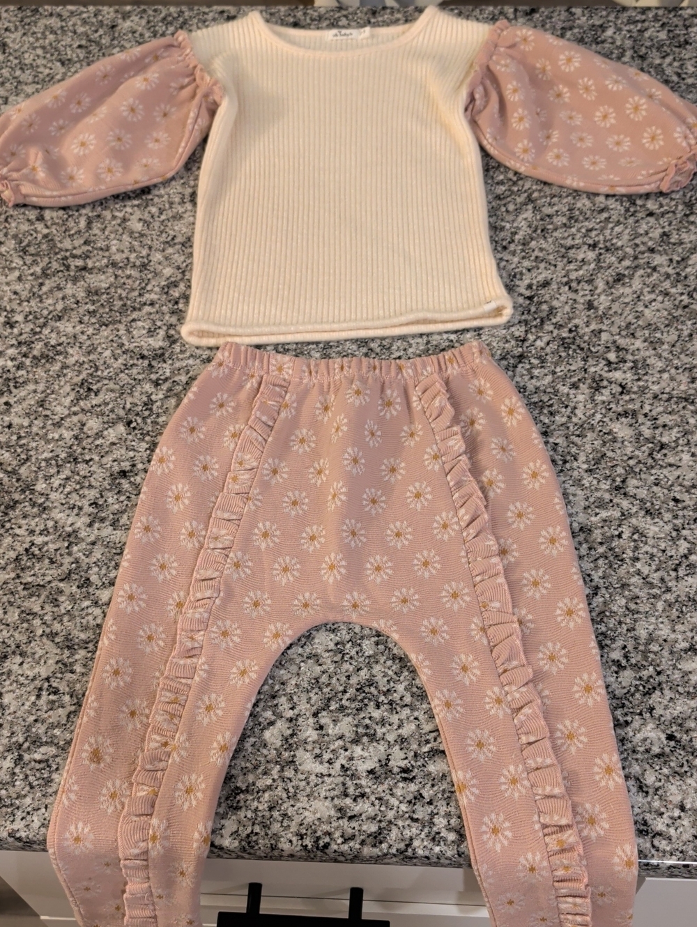 Girls Pink Daisy Knit Matching Set - Puff Sleeve Top & Ruffle Leggings